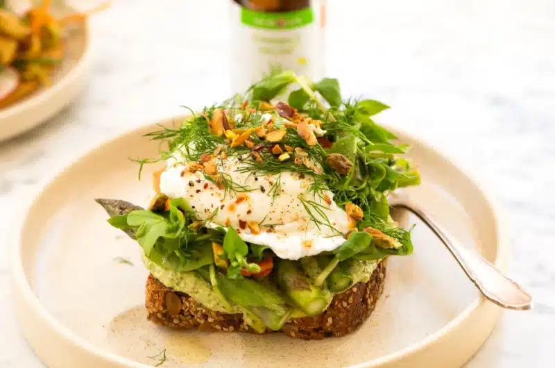 Spargelstulle mit Protein-Powerpesto & pochiertem Ei