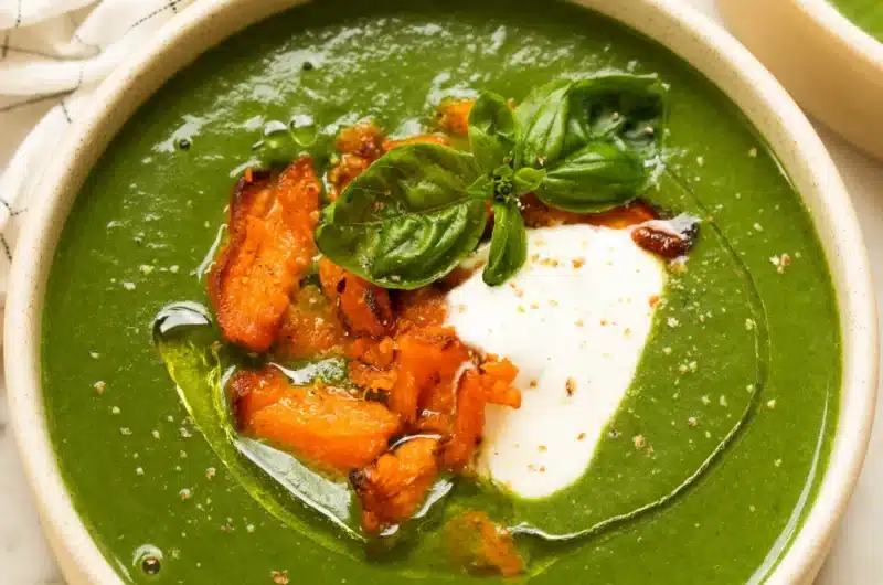 Cremige Spinatsuppe mit süßem Crunch & Omega-3