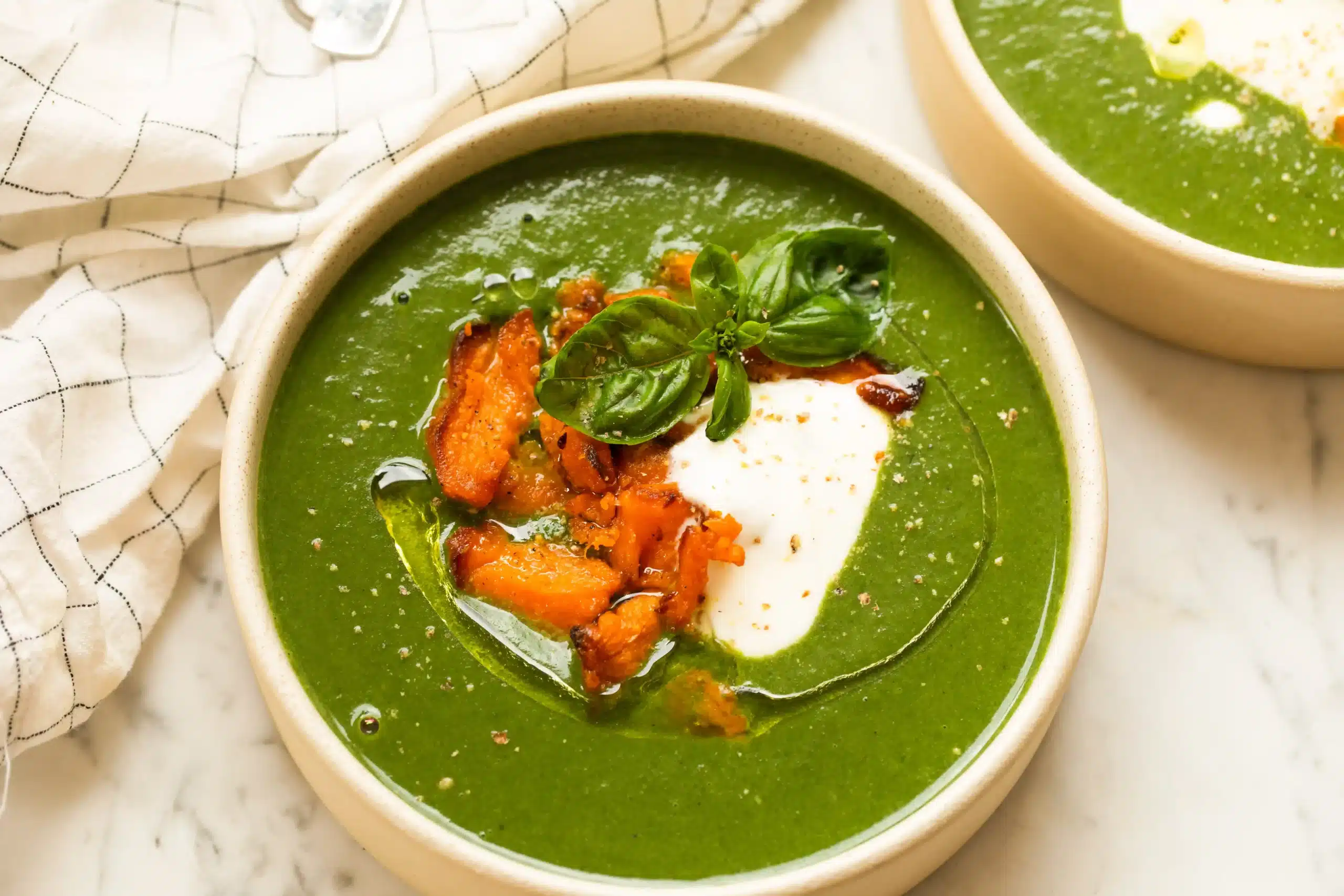 Cremige Spinatsuppe mit süßem Crunch & Omega-3