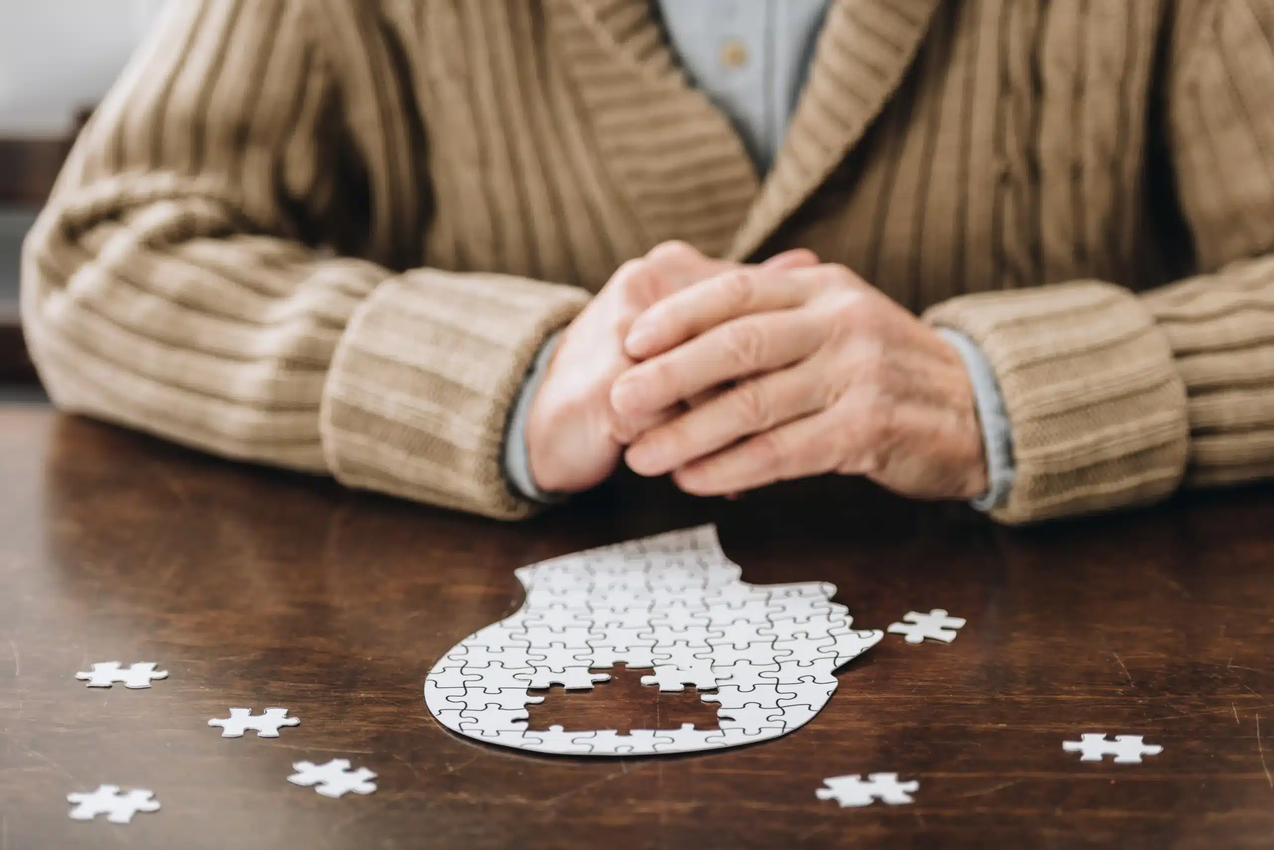demenz altsheimer mann gehirn puzzle
